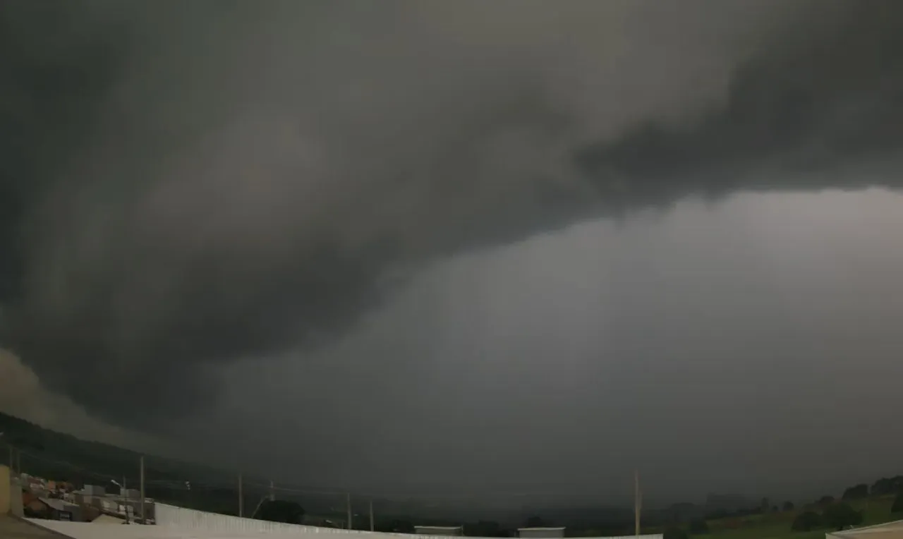 a imagem mostra o avanço de chuva em uma determinada região de Minas Gerais
